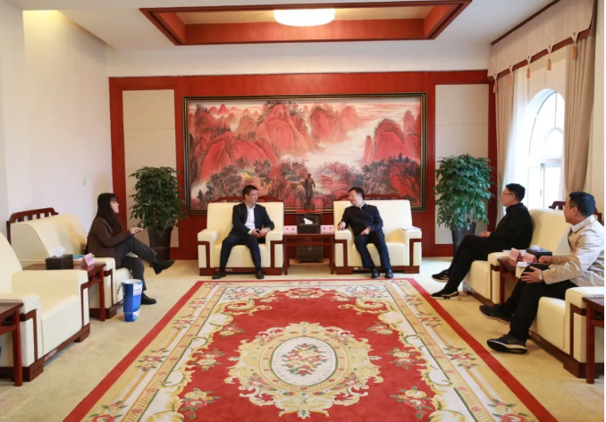 Kang Feng, Secretary of the district Party committee, meets